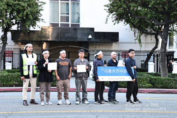 洛城华人纪念白纸运动 “鲜花哥”：国人要勇敢